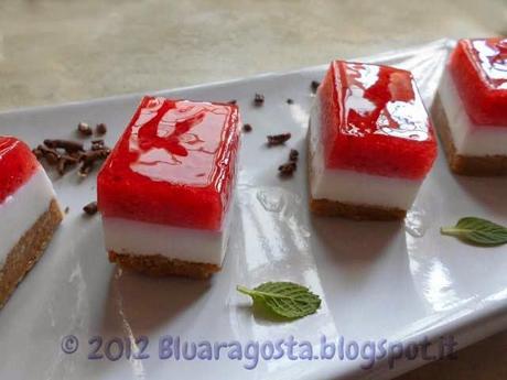 particolare dei mini cheesecake alla fragola