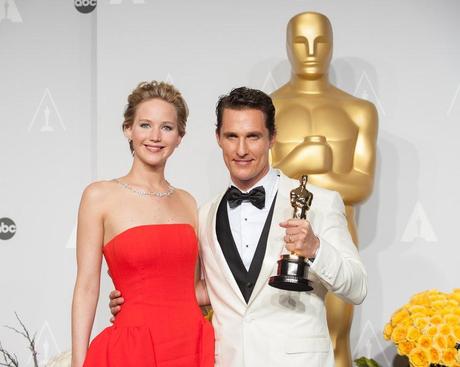 Matthew con il suo bell'Oscar e Jennifer Lawrence, che gliel'ha consegnato