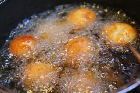 Varškės spurgos - le piccole bombe lituane con la ricotta semplici e ripiene