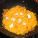 Versare la crema di carote e brie nella padella con le carote, aggiungere una manciata di cubetti di brie e continuare la cottura per altri 5 min affinche' il brie si sciolga.