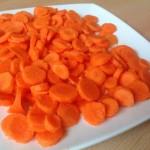 Sbucciare e affettare le carote.