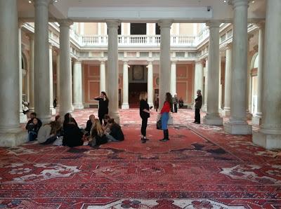 RUDOLF STINGEL - La madre di tutte le istallazioni site-specific è oggi a Venezia-Palazzo Grassi, coinvolgente e magnifica.