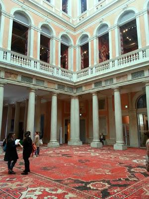 RUDOLF STINGEL - La madre di tutte le istallazioni site-specific è oggi a Venezia-Palazzo Grassi, coinvolgente e magnifica.