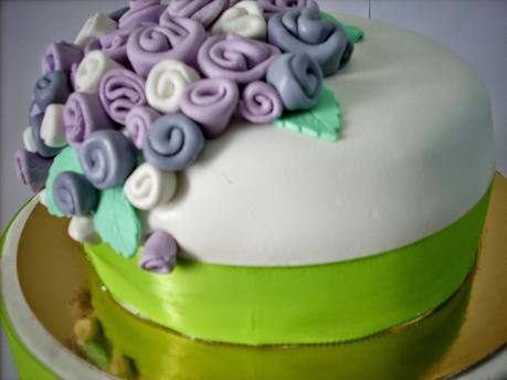 TORTA E CUPCAKE CON ROSELLINE A NASTRO