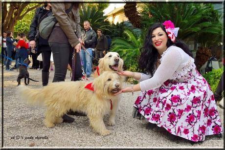 sophie  lamour con la coppia adottata durante Pin Up for Dogs