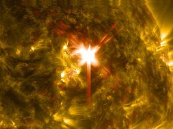 Immagine catturata dalla sonda NASA Solar Dynamics Observatory il 29 marzo 2014 della luce ultravioletta emessa da un brillamento solare di classe X. L’immagine compone due lunghezza d’onda, 304 and 171 Angstroms, che permettono agli scienziati di osservare i livelli più interni dell’atmosfera solare. Crediti: NASA/SDO