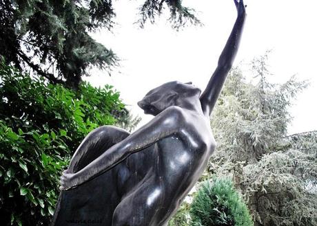 Monumento  Gaby Angelini, Reparto XVII «Lo spirito dell'ardimento eroico si eleva al cielo e in gloria vi risalì. Aviatrice, cielo d'Africa.1932». La slanciata figura in bronzo, eseguita dallo scultore Giuseppe Enrini ricorda Gabriella Angelini, in arte 