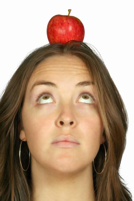 CAPELLI CHE CADONO? DIETA E INTEGRATORI POSSONO AIUTARCI... VEDIAMO QUALI.