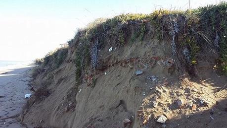 FOTO: Amianto nella sabbia a Foce Varano