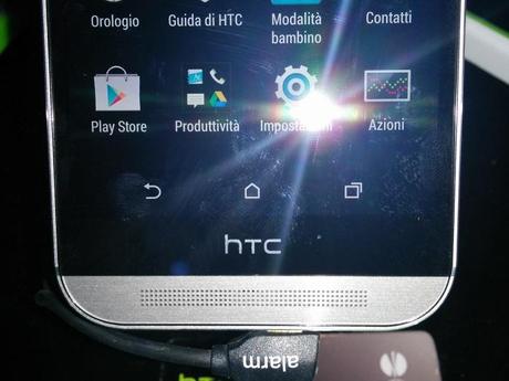 HTC ci spiega come mai One (M8) ha la banda nera col logo dell'azienda