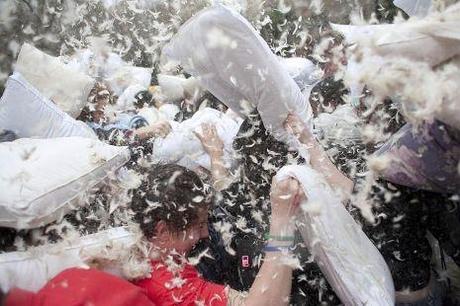 Pillow fight 2014: una mega battaglia di cuscini