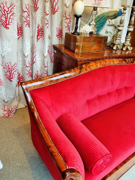 Il divano Biedermeier in velluto rosso...