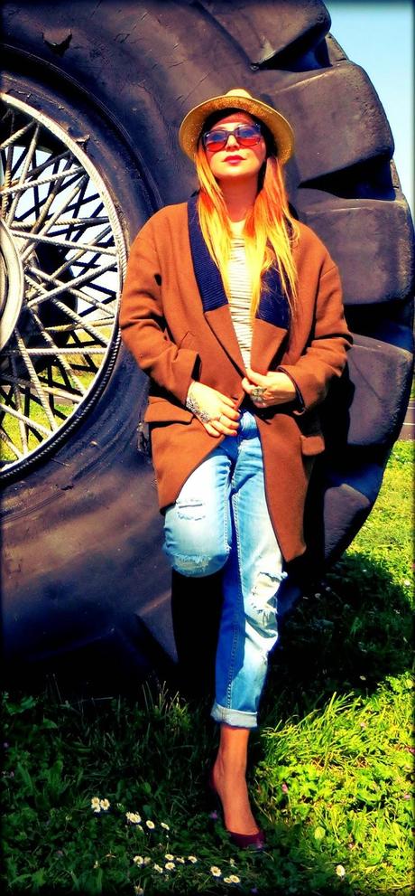 Outfit del giorno - Blazer marrone + Jeans oversize + Cappello di paglia