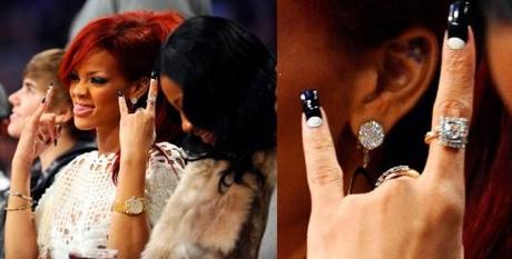 aa rihanna-hot-nails-12