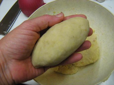 Cepelinai lituani - gli gnocchi di patate ripieni di fegatini di pollo Cepelinai lituani - gli gnocchi di patate ripieni di fegatini di pollo
