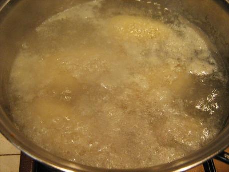 Cepelinai lituani - gli gnocchi di patate ripieni di fegatini di pollo Cepelinai lituani - gli gnocchi di patate ripieni di fegatini di pollo