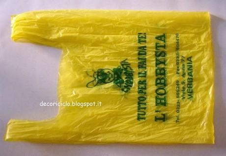 Tutorial per ricavare una fettuccia unica da un sacchetto di plastica Tutorial per ricavare una fettuccia unica da un sacchetto di plastica