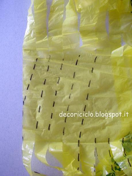 Tutorial per ricavare una fettuccia unica da un sacchetto di plastica tutorial fettuccia da sacchetti di plastica 8