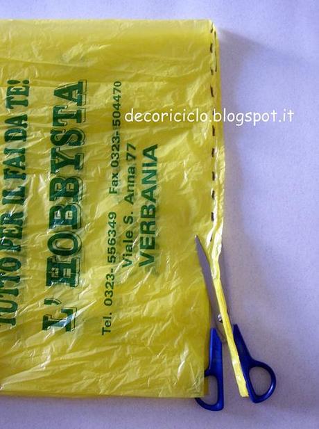 Tutorial per ricavare una fettuccia unica da un sacchetto di plastica tutorial fettuccia da sacchetti di plastica 3