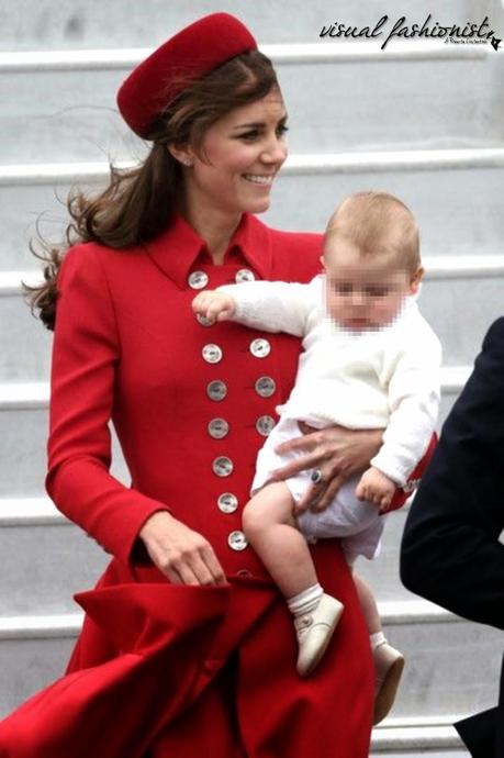 Kate Middleton sexy in rosso in Nuova Zelanda, incidente alla Marylin e la Regina trema