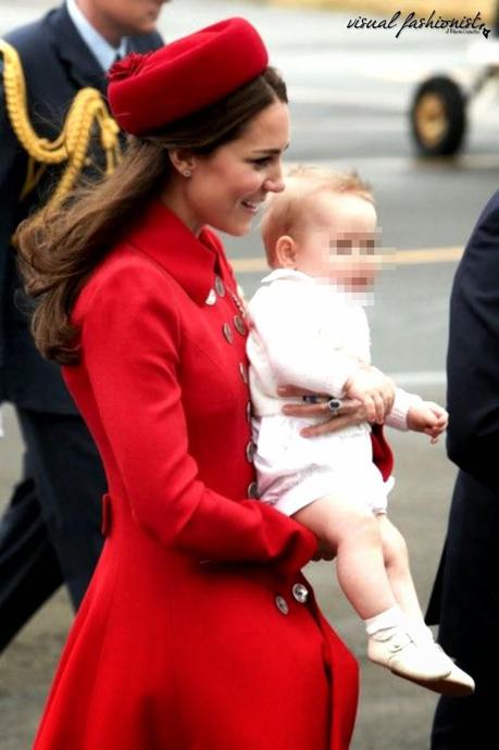 Kate Middleton sexy in rosso in Nuova Zelanda, incidente alla Marylin e la Regina trema