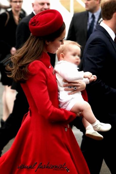 Kate Middleton sexy in rosso in Nuova Zelanda, incidente alla Marylin e la Regina trema