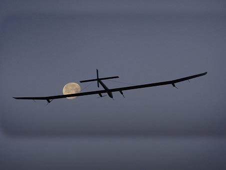 Primo volo notturno dell'aereo a energia solare