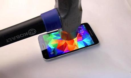 DROP TEST il Galaxy S5 viene preso a martellate... E la batteria esplode !! UtJhahf DROP TEST il Galaxy S5 viene preso a martellate... E la batteria esplode !!