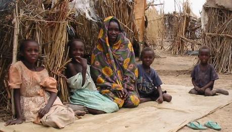 Darfur_IDPs_children_sitting