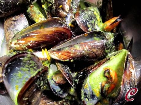 Guazzetto di cozze in salsa di rucola e arancia: connessioni in differita di piccoli stati di lucidità Guazzetto di cozze in salsa di rucola e arancia: connessioni in differita di piccoli stati di lucidità