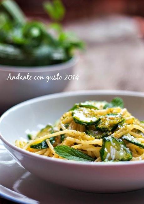 Io figlia di Carosello: spaghetti con zucchine, porro e polvere di pistacchio