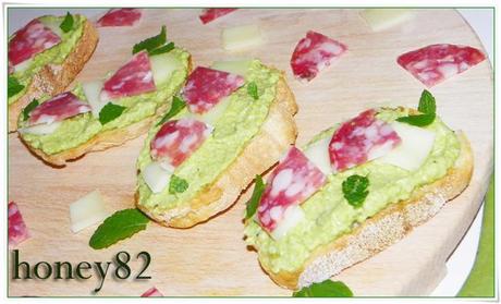 CROSTINI CON PESTO DI FAVE SALAME E PECORINO