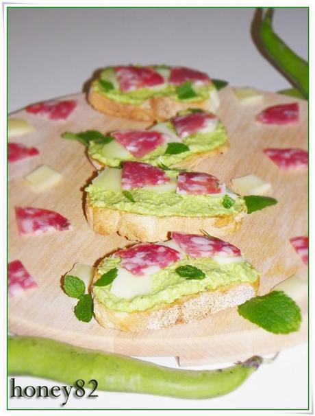 CROSTINI CON PESTO DI FAVE SALAME E PECORINO