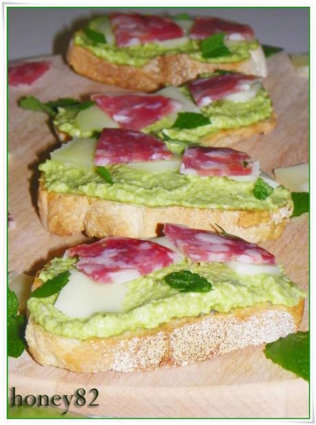 CROSTINI CON PESTO DI FAVE SALAME E PECORINO