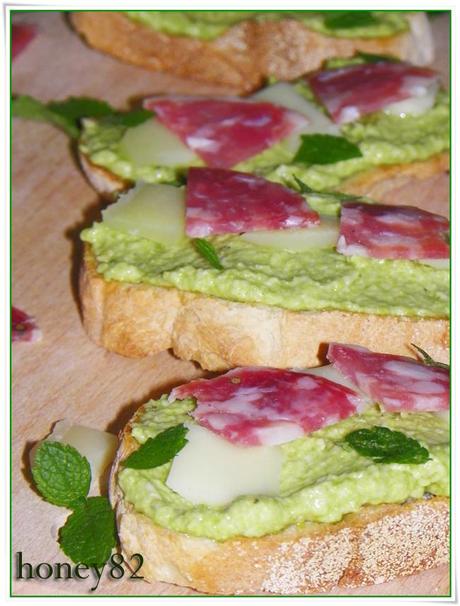 CROSTINI CON PESTO DI FAVE SALAME E PECORINO