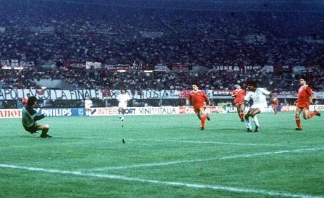 Il gol di Rijkaard che regala al Milan la Coppa dei Campioni 1990 
