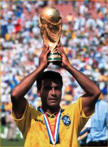 Toccò a lui alzarla. Romario.