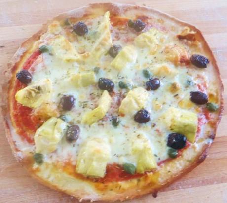 pizza con olive, carciofini e capperi
