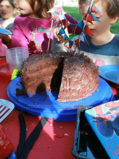 Devil's food cake con bandierine di Spiderman