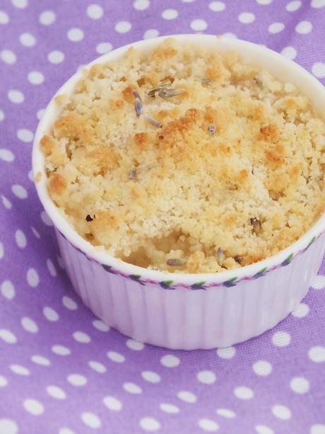 Crumble di pere, lavanda e mandorle