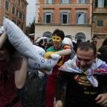 “Pillow Fight”, torna a Roma la guerra dei cuscini (foto)