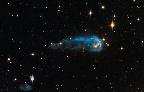 La protostella IRAS 20324+4057. Crediti: NASA, ESA, the Hubble Heritage Team (STScI/AURA), e IPHAS