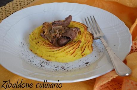 Cuore di vitello ai funghi in un nido di patate al caffè Cuore di vitello ai funghi in un nido di patate al caffè
