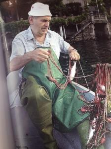 Piero Taroni in pesca al lavarello con le reti