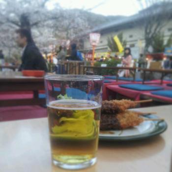 Seduti a un tavolino sotto i fiori, al Maruyama koen