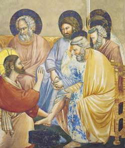 Joibe sante Foto: Ur volè ben fint al colm.
Dal vanzeli seont Zuan
VANZELI Zn 13,1-15
--------------------
Prime de fieste di Pasche, savint Gjesù ch’e jere rivade la sô ore di passâ di chest mont li dal Pari, dopo di vêur volût ben ai siei ch’a jerin in chest mont, ur volè ben fint al colm.
E intant de cene, cuant che il diaul i veve za metût tal cûr a Gjude di Simon Iscariot di tradîlu, savint che il Pari i veve metût dut tes sôs mans e ch’al jere saltât fûr di Diu e al tornave a Diu, al jeve sù de taule, al gjave il mantiel e, cjolt un suieman, sal peà tor de vite. Po al strucje aghe intun cjadin e al tacà a lavâ i pîts dai siei dissepui e a suiâju cul suieman ch’al veve tor de vite.
Al rive duncje li di Simon Pieri. I dîs: «Signôr, tu tu mi lavis i pîts a mi?». I rispuindè Gjesù: «Ce che o fâs, tu cumò no tu lu capissis; tu lu capissarâs plui indenant». I dîs Pieri: «Tu no tu mi lavarâs i pîts. Mai plui e mai altri».
I rispuindè Gjesù: «Se no ti lavi, no tu varâs part cun me». I dîs Simon Pieri: «Signôr, no dome i miei pîts, ma ancje lis mans e il cjâf». I dîs Gjesù: «Chel ch’al à fat il bagn, al baste che si lavi i pîts, ch’al è za dut mont; ancje vualtris o sês monts, ma no ducj». Di fat al saveve cui ch’al stave par tradîlu, par chest al disè: «No sês ducj monts».
Finît duncje di lavâur i pîts, al tornà a cjoli il so mantiel, si sentà e ur disè: «Capîso ce che us ai fat?
Vualtris mi clamais mestri e Signôr e o disês ben, parcè che lu soi. Poben, se jo, il Signôr e il mestri, us ai lavâts i pîts, ancje vualtris o vês di lavâsi i pîts un cul altri. Di fat us ai dât l’esempli par che ancje vualtris o fasês come che jo us ai fat a vualtris».