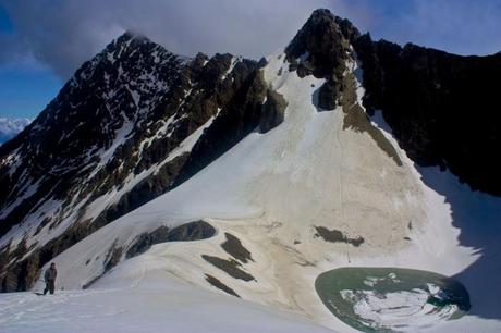 Himalaya: Lago glaciale si scioglie e porta alla luce qualcosa di Terrificante