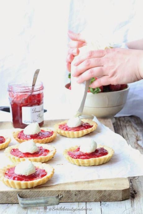 Crostatine alla crema di pistacchio e fragole e... Buona Pasqua!