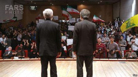 Particolare della protesta a Teheran: Jalili e Abbasi guardano sconsolati il pubblico. Notare, sulla destra, la bandiera del movimento terrorista Hezbollah