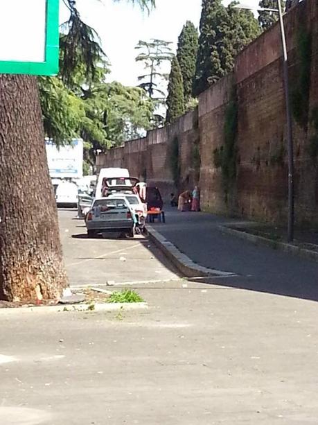 Fotografando e riflettendo su San Lorenzo facendosi passare la voglia di fare una passeggiata. E per una volta non si parla di movida...